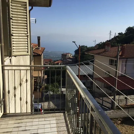 Confortevole E Luminoso 100mq A Con Vista Sul Paese E Sul Promontorio Con Free Wifi Free Parking E Smart Tv