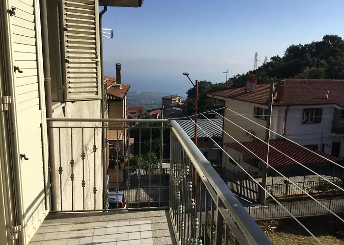 Confortevole E Luminoso 100mq A Con Vista Sul Paese E Sul Promontorio Con Free Wifi Free Parking E Smart Tv